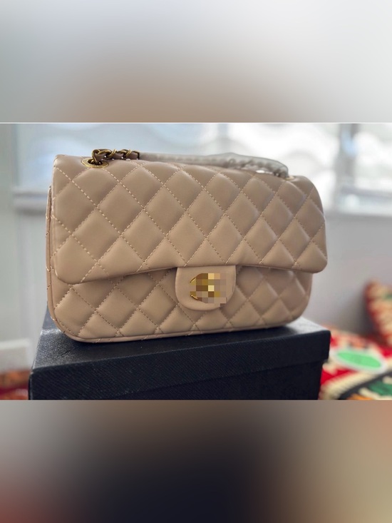 Unkown Handbags - Quilted Beige Shoulder Bag with Gold Hardware